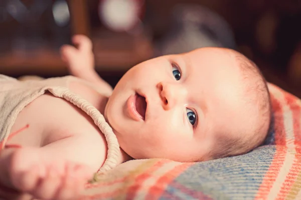 Jag kan höra dig. Liten flicka med söta ansikte. föräldraskap. Familj. Barnomsorg. Barnens dag. Söta lilla bebis. Nya liv och baby födelse. Porträtt av glada lilla barnet. Barndom och lycka — Stockfoto