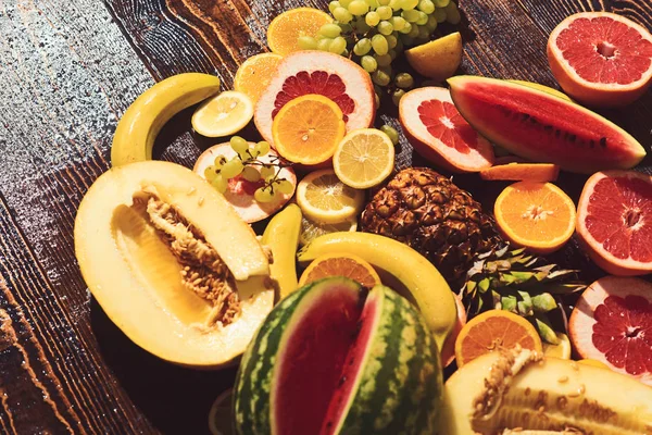Frisches Obst und Beeren auf Holztisch — Stockfoto