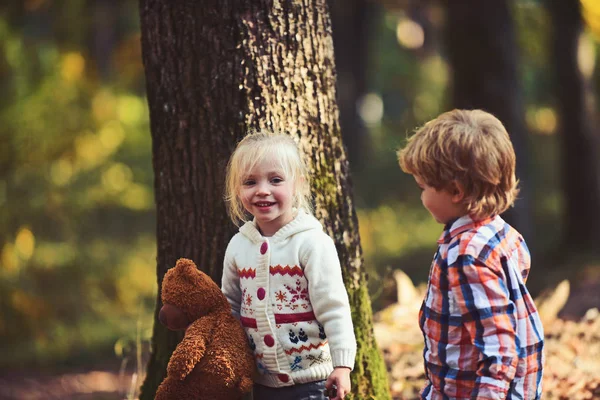 Les enfants heureux jouent dans la forêt d'automne. Famille heureuse, amitié, amour et confiance — Photo