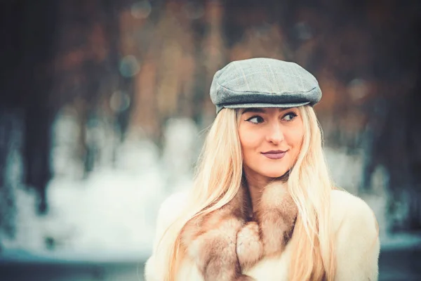 Al aire libre retrato de cerca de la joven hermosa mujer de moda posando en la calle. Modelo con boina gris. Concepto de moda femenina, espacio de copia . — Foto de Stock