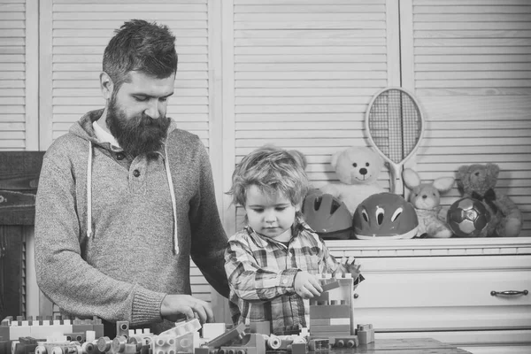 Familie tijd concept. Vader en zoon spelen samen in de speelkamer — Stockfoto