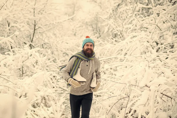 Homem de casaco térmico, barba quente no inverno . — Fotografia de Stock