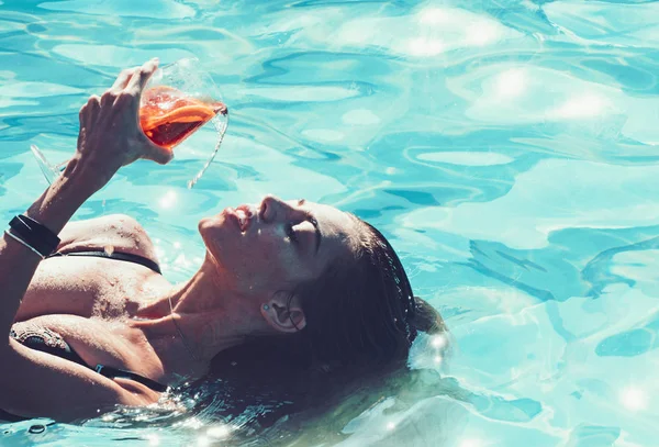 Femme sensuelle avec de l'alcool rafraîchissant dans miami. femme sensuelle boire cocktail dans la piscine . — Photo