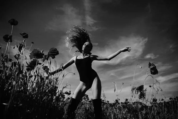 Mujer o niña en el campo de flores de semillas de amapola —  Fotos de Stock