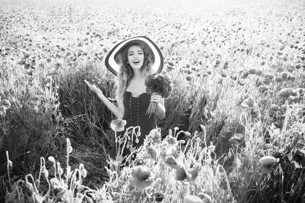 Жінка в полі макового насіння в ретро капелюсі — стокове фото