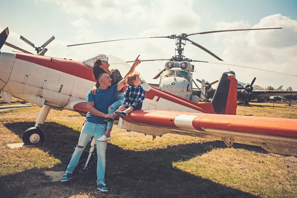 Le ali sono per volare. Donna e uomo con bambino in elicottero. Buone vacanze in famiglia. Coppia familiare con figlio in vacanza. Mi piace viaggiare in aereo. Tour aereo e viaggi — Foto Stock