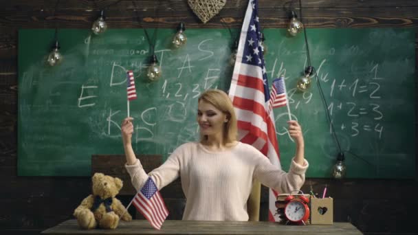 Patriotyzm, narodową dumę i koncepcję dnia niepodległości. Happy Girl fale amerykańskiej flagi. Powrót do szkoły lub domu szkoły z nauczycielem. Szczęśliwy dzień niepodległości w USA. — Wideo stockowe