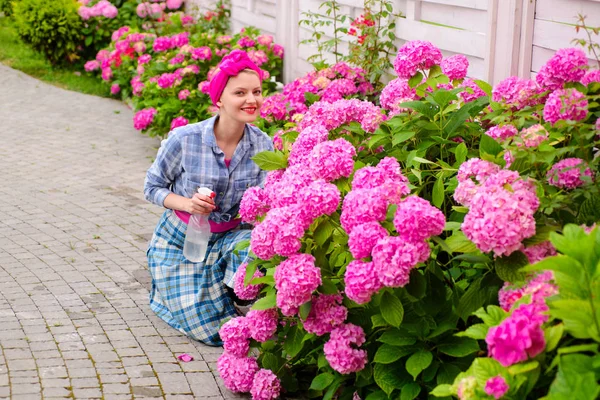 Щаслива жінка садівник з квітами. Тепличні квіти. Догляд за квітами та полив. ґрунти та добрива. гортензія. Весна і літо. жінка доглядає за квітами в саду. Презентація квітів — стокове фото