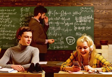 Çevrimiçi öğretmen her zaman bağımsız olarak seçebilirsiniz. Uluslararası öğrenci online test bireysel yapma. Öğretmen sınıfta eğitim yönü ile özenli yetişkin öğrenci grubu.