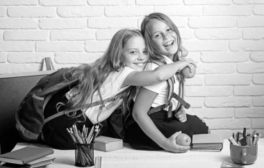 Geri okul ve evde eğitim için. küçük kızlar okula bilgi gün geri..