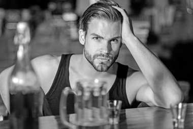 İçki, ama çok fazla değil. Alkol bağımlılığı ve kötü alışkanlık. Alkollü adam adlı bar counter içme. Adam içki güçlü alkollü içecek ve bira barda. Alkol bağımlısı kısa alkol içki ile