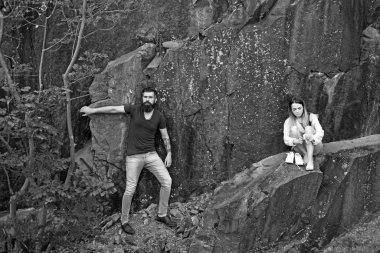 Onun nefes kesen bir deneyim. Seksi kadın ve doğal peyzaj üzerinde sakallı adam. İki yaz tatilde aşık. Şehvetli çift tatil gezisinde. Aşk ve romantizm çift zevk