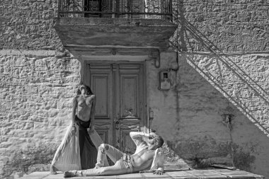 Aile ve Sevgililer günü. Aile çift seksi çıplak vücut taşlı Duvar ile.