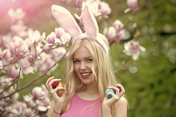 Happy girl with easter eggs — Stockfoto