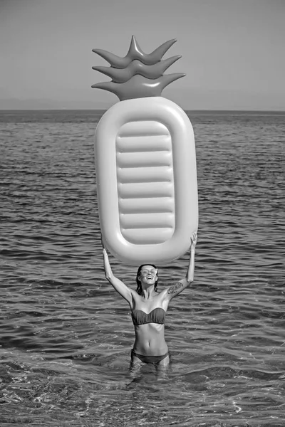 Μαλδίβες ή Μαϊάμι Μπιτς νερό. Κορίτσι ηλιοθεραπεία στην παραλία με στρώμα αέρα. Σέξι γυναίκα στην Καραϊβική Θάλασσα στις Μπαχάμες. Καλοκαιρινές διακοπές και τα ταξίδια προς την ωκεανό. Φουσκωτό στρώμα ανανά, η δραστηριότητα και η χαρά. — Φωτογραφία Αρχείου