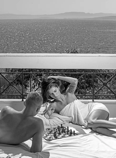 Sommerferien und Urlaub auf Reisen. Sommerurlaub eines verliebten Paares beim Schachspielen. — Stockfoto