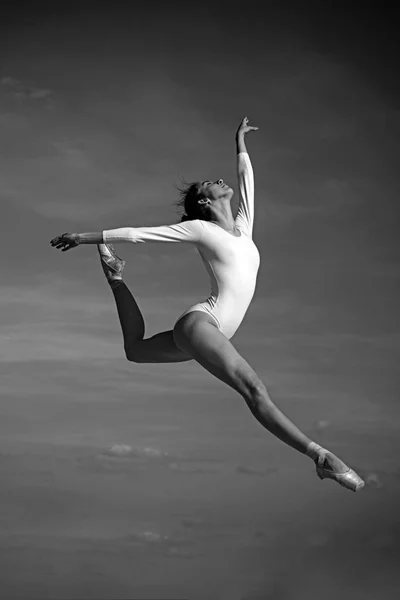 Graça em cada movimento. Praticando arte de balé clássico. Bailarina saltando no céu azul. Dançarina de ballet gira. Uma mulher bonita vestida de dança. Turma de ballet. Estilo de dança clássico. Dança de performance de concerto — Fotografia de Stock