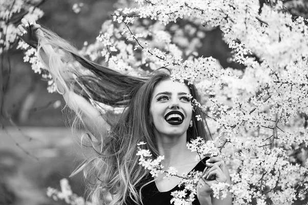 Menina bonita em flor — Fotografia de Stock