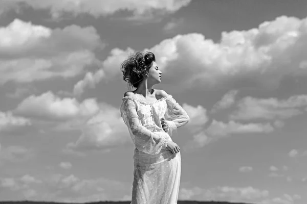 De mode van de bruiloft van schattig meisje. Mooi meisje in witte trouwjurk en retro kapsel — Stockfoto