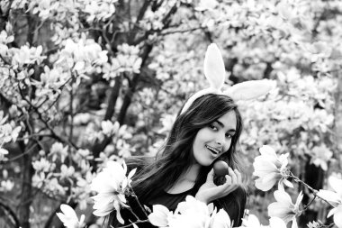 peluş dudaklar kırmızı yumurta, tutan kadınla Manolya