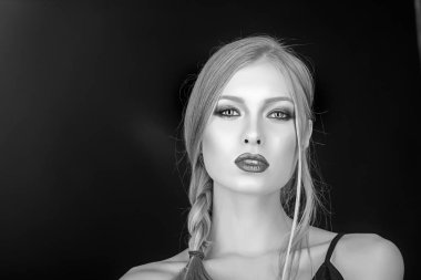 Seksi kadın siyah izole sarı saçlı. Makyaj göz ve cilt bakımı şehvetli kız. PIGTAIL sarışın saçlı kız. Kuaför ve güzellik salonu. Manken makyaj ve şık bir saç modeli ile.