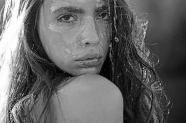 Bal tatlı veya nektar kadının yüzünde. Bal doğal organik yüz maskesi. Güzellik ve moda, sugaring. Diyet sağlıklı mükemmel cilt ve Cilt Bakımı tedavisi. Kadın balmumu maske, kozmetik ve spa.