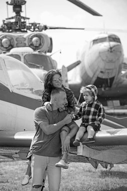 Yüksek olacak. Hava yolculuğu. Aile tatili. Tatil gezisinde çocuk çocuk aile çiftle. Anne ve baba ile oğlu, helikopter. Helikopter turu ve seyahat. Hava yoluyla ulaşım. Eğlenceli seyahat zevk