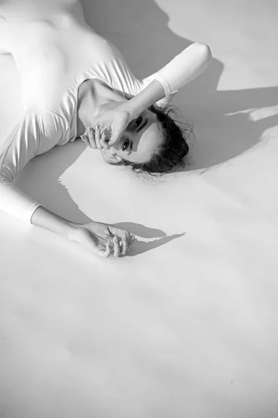 O treino nunca acaba. Turma de ballet. Jovem bailarina deitada no chão. Dançarina de ballet gira. Uma mulher bonita vestida de dança. Estilo de dança clássico. Dança de performance de concerto. Praticando arte de balé clássico — Fotografia de Stock