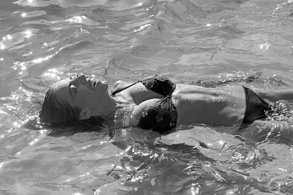 Vacances d'été et voyage à l'océan. La beauté de la femme est hydratée dans le bain. Détendez-vous dans la piscine spa, le rafraîchissement et les soins de la peau. Maldives ou Miami Beach. Femme sexy sur la mer des Caraïbes aux Bahamas — Photo