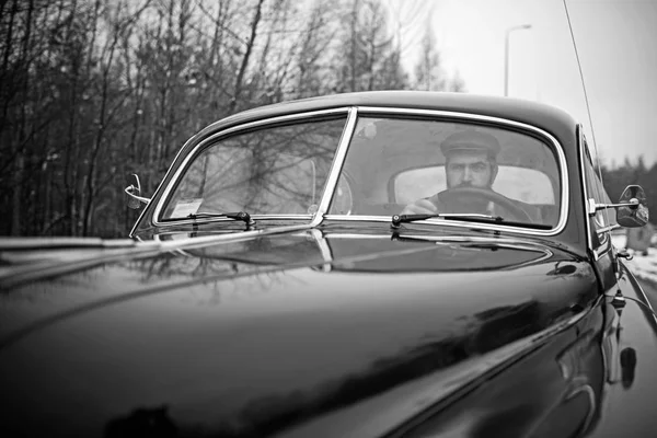 Escort człowiek lub ochroniarz. Podróży i biznesowych podróży lub Autostop. Brodaty mężczyzna w samochodzie. Wywołanie chłopiec w vintage auto. Kolekcja retro samochodów i auto naprawy przez sterownik mechanik — Zdjęcie stockowe