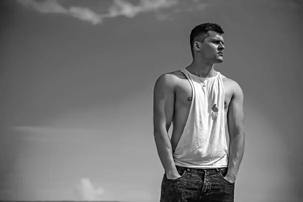 Hombre muscular con el torso muscular día soleado en el fondo del cielo azul, vacaciones de verano, espacio de copia — Foto de Stock