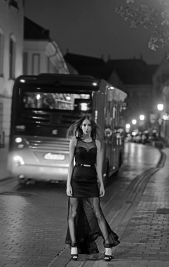 Glamour makyaj kız. Abiye gece City kadında lüks otobüste baloya gitmek. Moda ve güzellik iş kadını. Prenses ünlü tarzı ile gece şehir. Şık elbiseli seksi kız