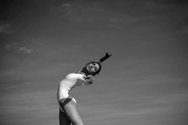 Atletik ve esnek. Konser sahne dansı. Mavi gökyüzünde dans genç balerin. Şirin balerin. Dans giymek güzel kız. Klasik bale sanat pratiği. Klasik dans stili