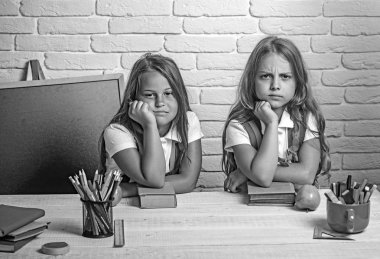 Geri okul ve evde eğitim için. Derste 1 Eylül itibariyle sıkılmış okul çocukları. Kız okul zamanı. Dostluk bilgi gün sınıfta küçük kız kardeş. Küçük kızlar elma öğle tatilinde yemek.