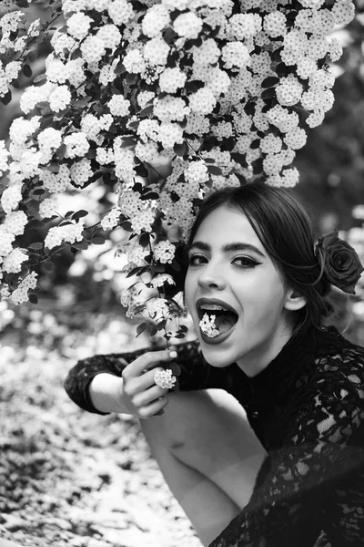 Жінка з модним іспанським макіяжем, трояндовою квіткою у волоссі — стокове фото