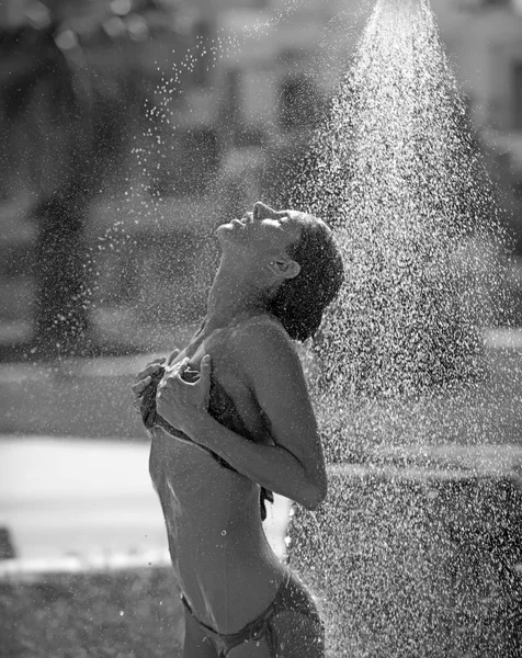 Üdülést és higiéniát a fürdőközpontban. szexi nő mosás alatt a víz vagy az eső csepp. Trópusi zuhany a szexi nő a Maldív-szigeteken. Boldog szexi lány hogy zuhany a Karib-tengeren. Nyári vakáció és utazás. — Stock Fotó