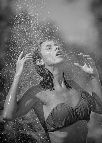 Mujer en la ducha tropical en el verano. — Foto de Stock