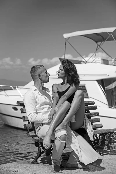 Donna e uomo sexy a Sea Bay. Famiglia e San Valentino. Le relazioni di amore di coppia che godono il giorno estivo insieme. Vacanze estive e vacanze di viaggio. Coppia innamorata rilassarsi allo yacht per viaggi marini — Foto Stock