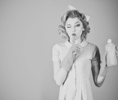 Hizmetçi üniformalı temiz sprey, sünger ile.