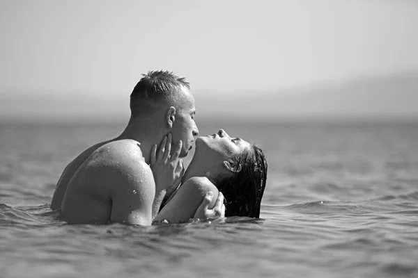 Couple in love relax on beach. couple in love kiss in sea water in summer. — Stock Photo, Image