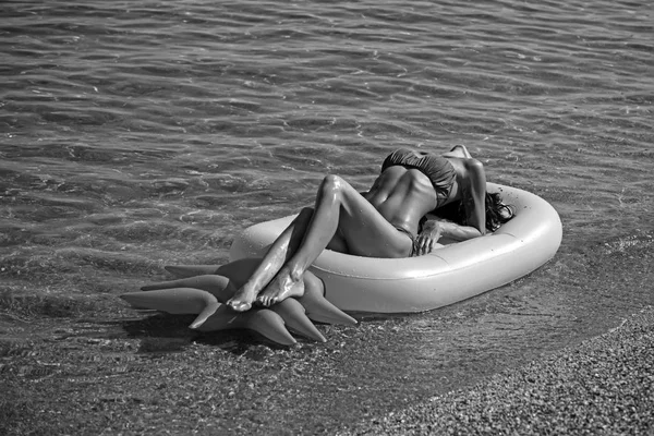 活动和性感的女人在海上的喜悦。活动和日光浴性感的女孩在海水中的马树, 复古 — 图库照片