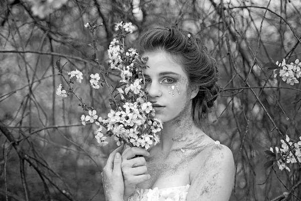 Vacances d'été. Beauté naturelle et thérapie spa. Fille d'été à arbre en fleurs. visage et soin de la peau. santé des femmes. allergie aux fleurs. Au printemps. météo. Femme avec maquillage de mode de printemps — Photo