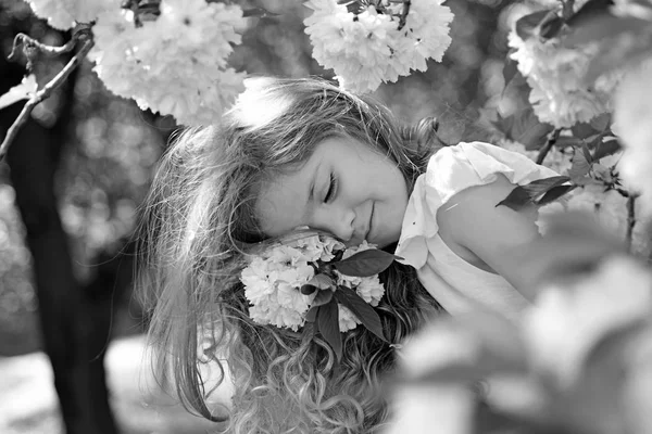 Time to relax. Summer girl fashion. Happy childhood. Little girl in sunny spring. face and skincare. allergy to flowers. Springtime. weather forecast. Small child. Natural beauty. Childrens day — Stock Photo, Image