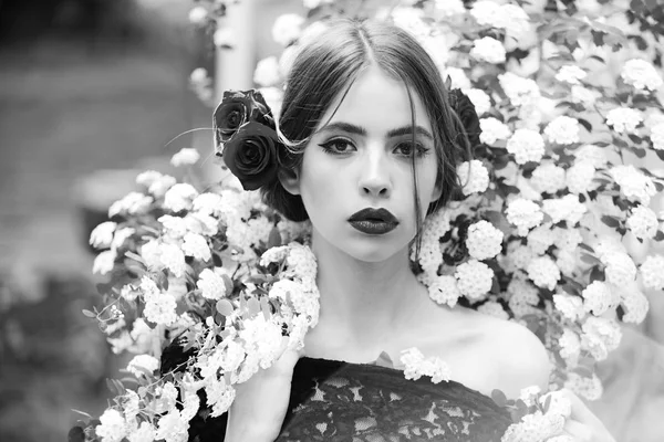 Mujer con maquillaje español de moda, flor de rosa en el pelo —  Fotos de Stock