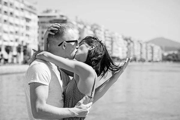 Pár v objetí líbání společně v Řecku. — Stock fotografie