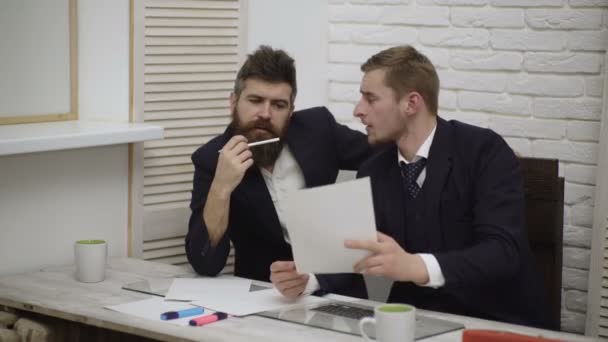 Deux hommes d'affaires discutant au bureau lors d'une réunion d'affaires. Hommes d'affaires Discussion Standing Clipboard Concept. Deux jeunes entreprises collégiale travaillant ensemble dans le bureau . — Video