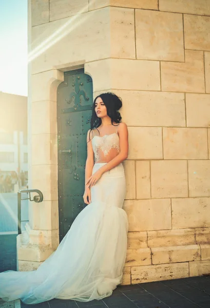 Vrouw op steen oude toren in de zomer. Meisje van de bruid tijdens de ceremonie van het huwelijk in kasteel. Fotomodel of prinses in jurk. Wedding fashion en beauty salon. Sexy meisje in witte jurk met stijlvolle haren — Stockfoto