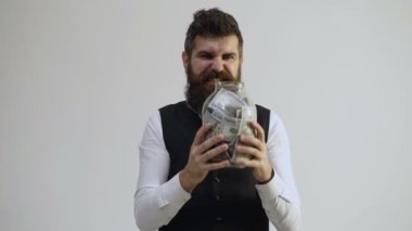 Para tutmak için güvenli bir yer. Kişisel muhasebeci. Onun dolar tasarruf ile iş adamı. Zenginlik ve refah. Güvenlik ve para tasarrufu. Bankacılık kavramı. Sakallı adam adam tutun kavanoz para tasarrufu tam.