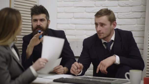 Glückliche junge Geschäftsfrau und Geschäftsfrau Team, das zusammen mit Laptop-Computer auf dem Schreibtisch diskutiert Informationen im Büro. Chef und Sekretärin diskutieren auf weißem Hintergrund. — Stockvideo