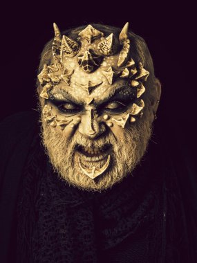 Toprak sana diken ve boynuzları ile canavar